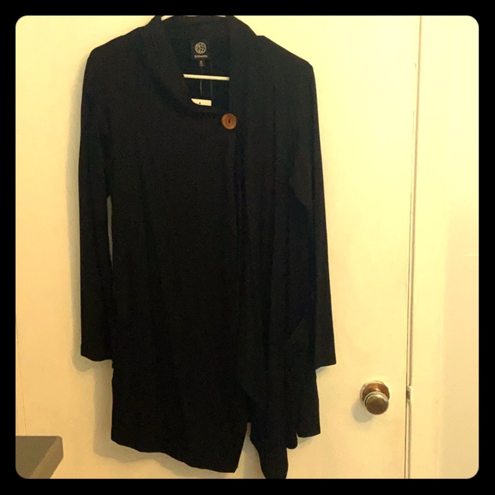 Black sweater with button and pockets